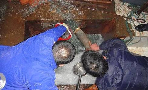 石化電鍍企業(yè)違規(guī)處置清洗廢液2.jpg