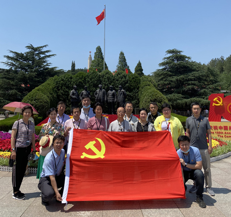2021年西柏坡五大書(shū)記銅像合影縮小.jpg