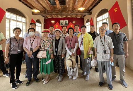 2021年西柏坡七屆二中全會(huì)會(huì)址合影縮小.jpg