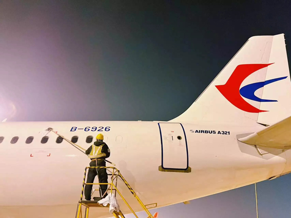 飛機搓澡工.webp.jpg